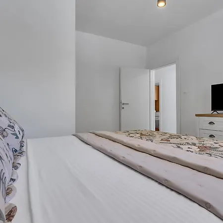 Pet Friendly In Rascane Будинок відпочинку